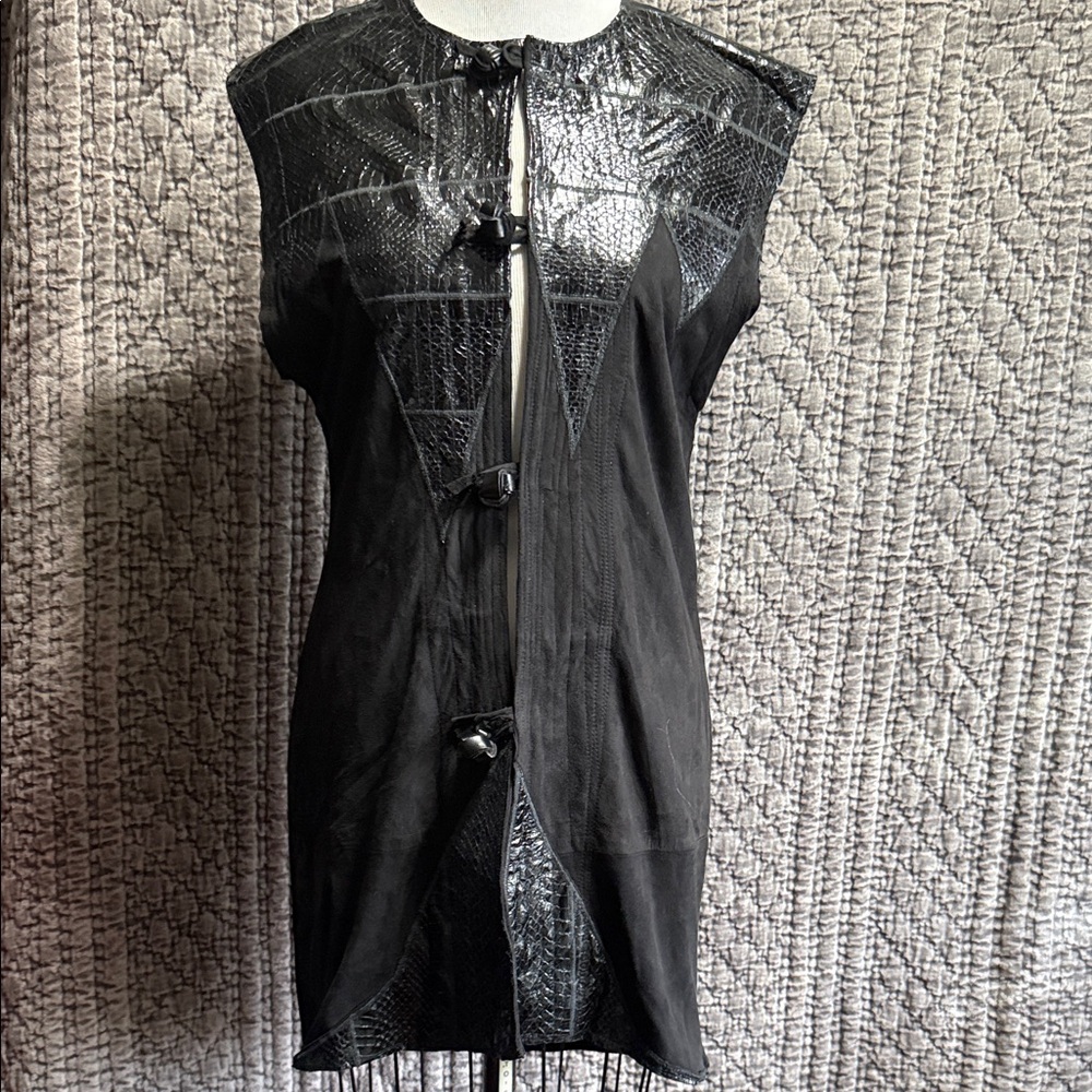 Black Sleeveless 100%Men Vest with sheik’s leather Accents